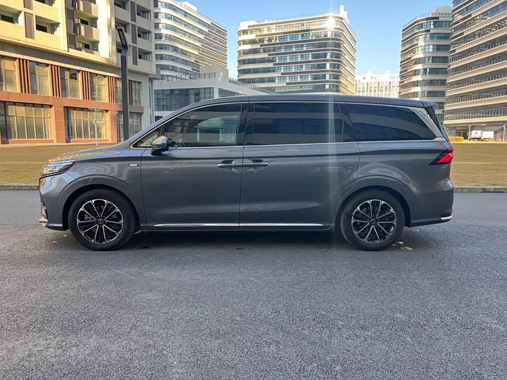 Roewe iMax 8 2022 2022款 400TGI 尊荣版