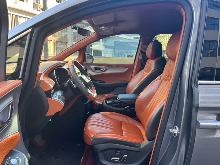 Roewe iMax 8 2022 2022款 400TGI 尊荣版