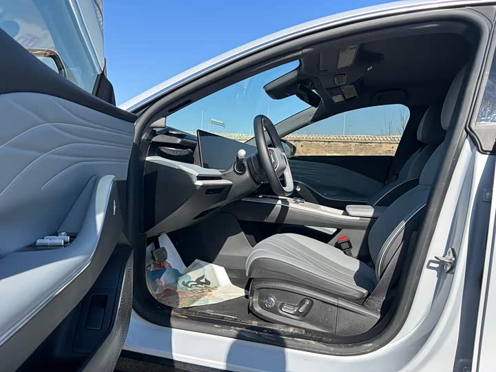 Geely Galaxy E8 2024 2024款 665km 后驱星舰 智驾版