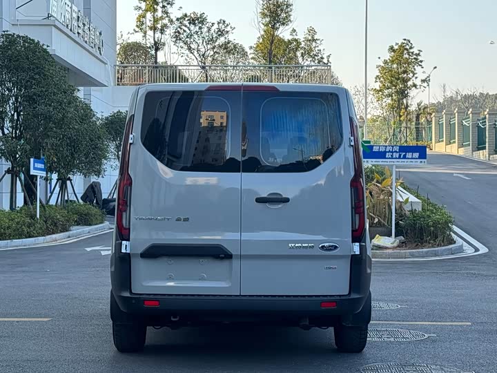 Ford Transit 2023 2023款 2.0T柴油自动多功能商用车中轴低顶5/6座