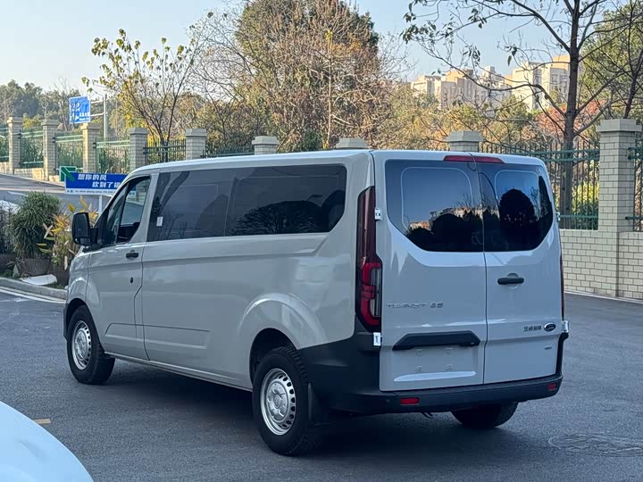 Ford Transit 2023 2023款 2.0T柴油自动多功能商用车中轴低顶5/6座