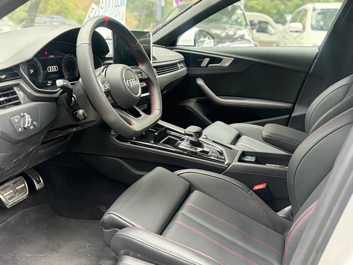 Audi A4L 2025 2025款 200万辆悦享版 40 TFSI 豪华动感型