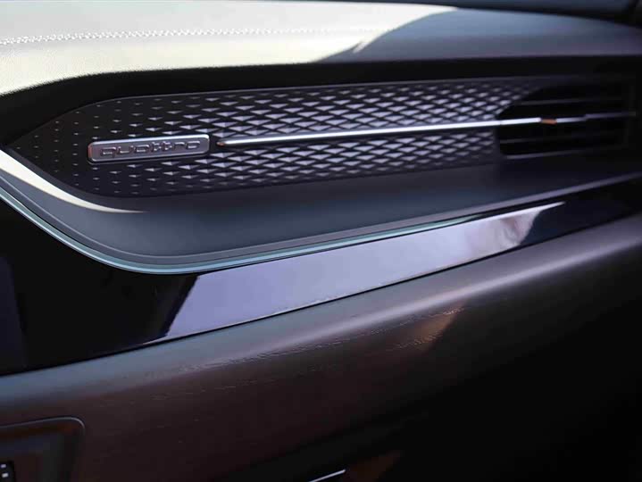 Audi Q6 2024 2024款 45 TFSI quattro 齐云型 羽林套装 6座