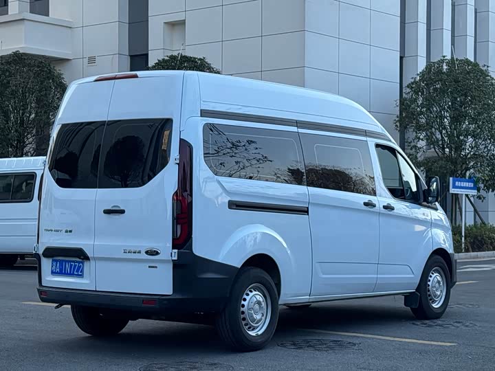 Ford Transit 2023 2023款 2.0T柴油手动多功能商用车中轴中顶5/6座