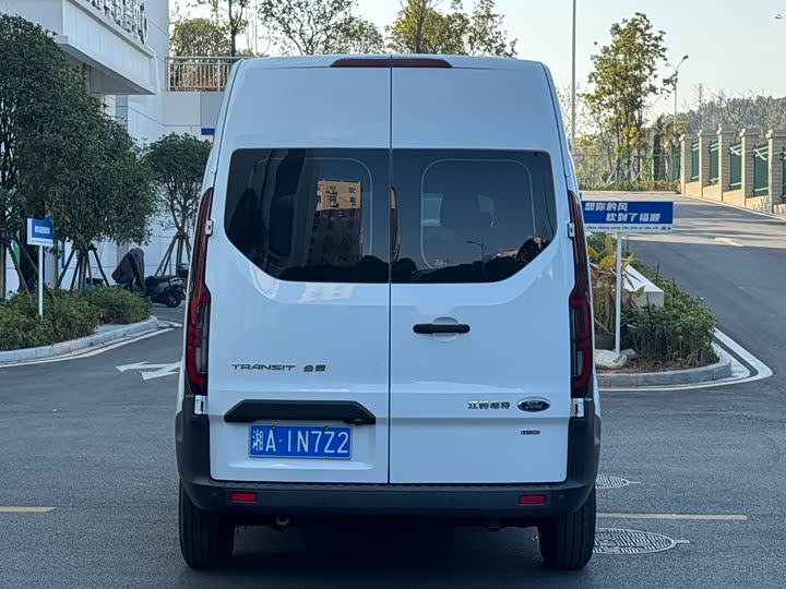 Ford Transit 2023 2023款 2.0T柴油手动多功能商用车中轴中顶5/6座