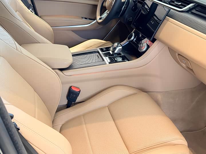 Jaguar XF L 2025 2025款 2.0T P250 两驱尊享豪华版