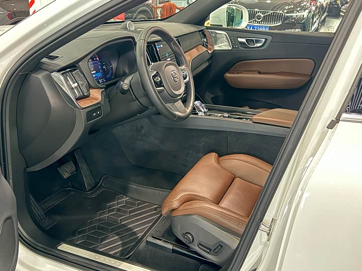 Volvo XC60 Hybrid 2025 2025款 插电式混动 长续航四驱智雅豪华版