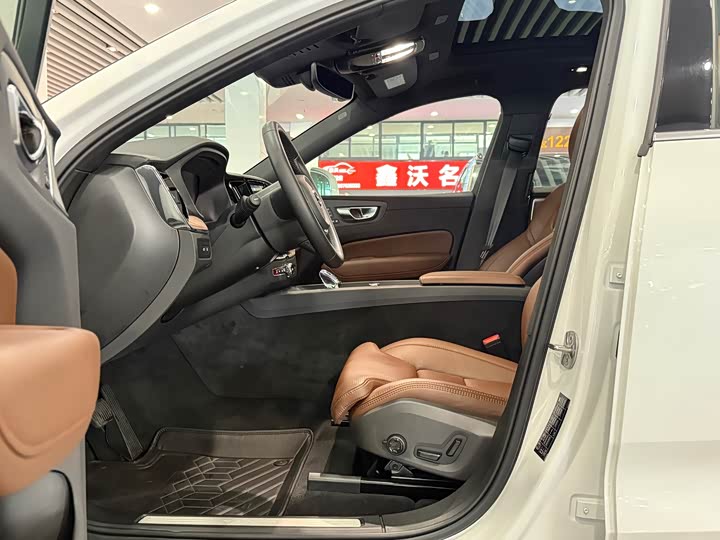 Volvo XC60 Hybrid 2025 2025款 插电式混动 长续航四驱智雅豪华版