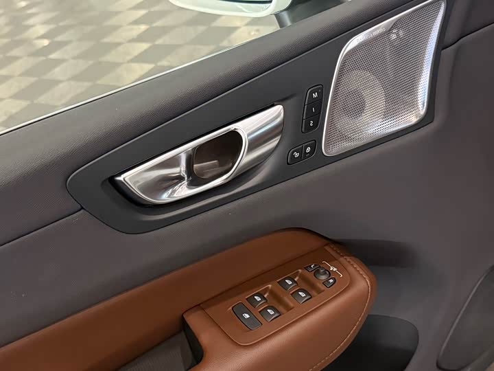 Volvo XC60 Hybrid 2025 2025款 插电式混动 长续航四驱智雅豪华版