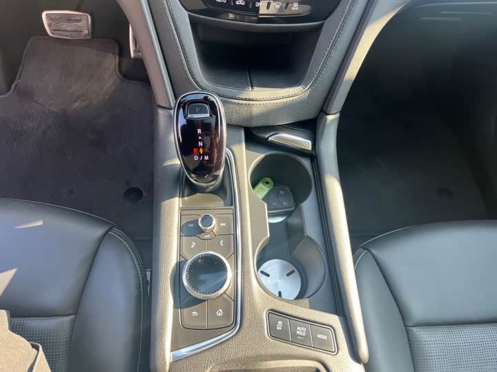 Cadillac XT6 2025 2025款 2.0T 六座四驱尊贵行政黑标版