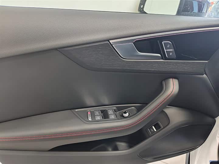 Audi A4L 2025 2025款 200万辆悦享版 40 TFSI 豪华动感型