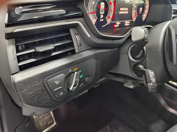 Audi A4L 2025 2025款 200万辆悦享版 40 TFSI 豪华动感型