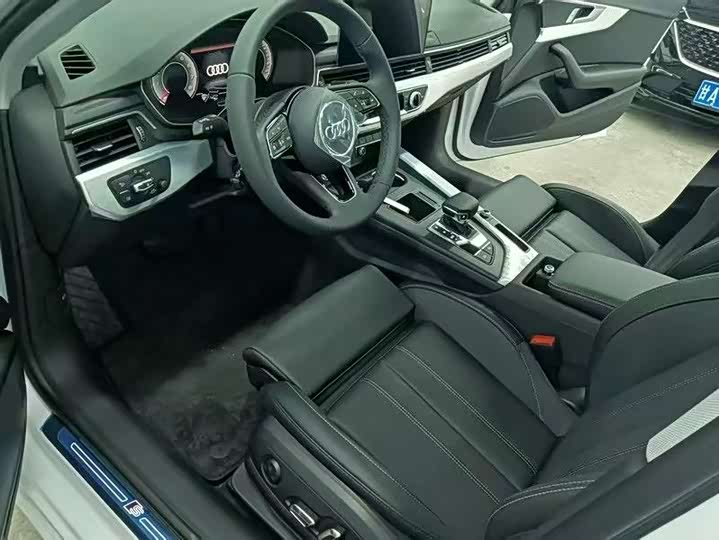 Audi A4L 2025 2025款 200万辆悦享版 40 TFSI 时尚动感型