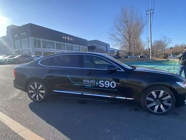 Volvo S90 Hybrid 2025 2025款 插电式混动 四驱长续航智雅豪华版