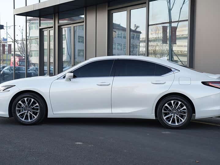 Lexus ES 2025 2025款 300h 臻享版