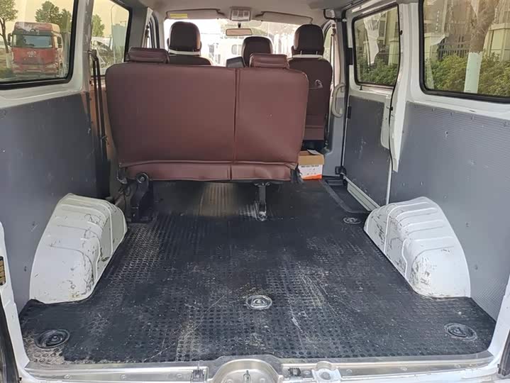 Maxus V80 2023 2023款 2.0T AMT经典傲运通短轴超低顶5/6座