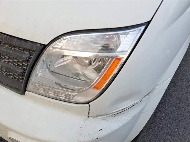 Maxus V80 2023 2023款 2.0T AMT经典傲运通短轴超低顶5/6座