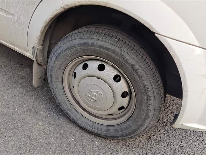 Maxus V80 2023 2023款 2.0T AMT经典傲运通短轴超低顶5/6座