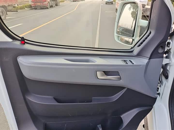 Maxus V80 2023 2023款 2.0T AMT经典傲运通短轴超低顶5/6座