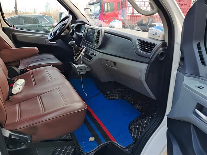 Maxus V80 2023 2023款 2.0T AMT经典傲运通短轴超低顶5/6座