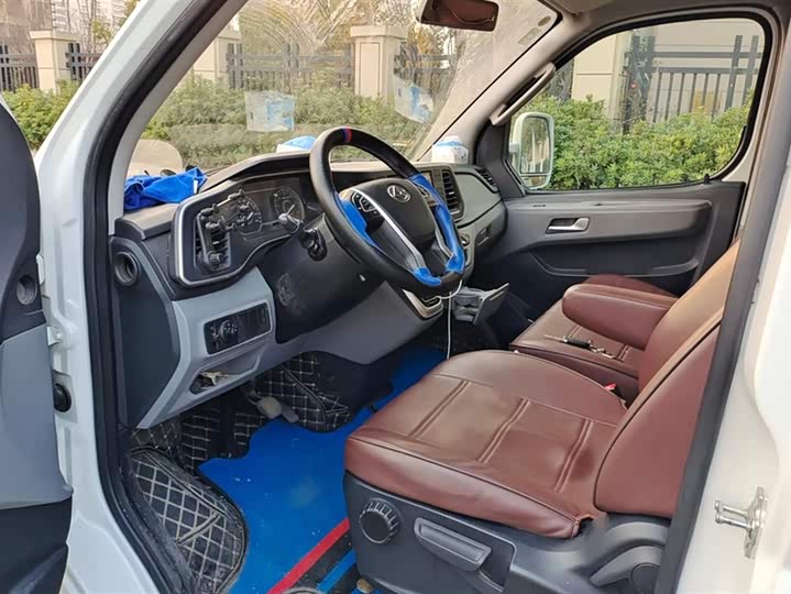 Maxus V80 2023 2023款 2.0T AMT经典傲运通短轴超低顶5/6座