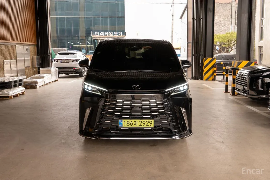 2024 Lexus LM