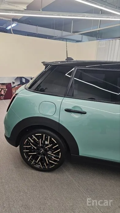 Mini Cooper 2024 5 Door Favoured