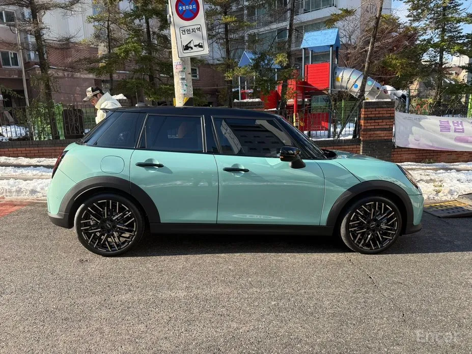 Mini Cooper 2024 5 Door Favoured