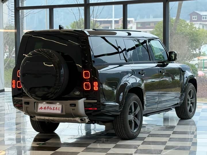 Land Rover Defender 2025 2025款 130 3.0T P400 七座奢享版