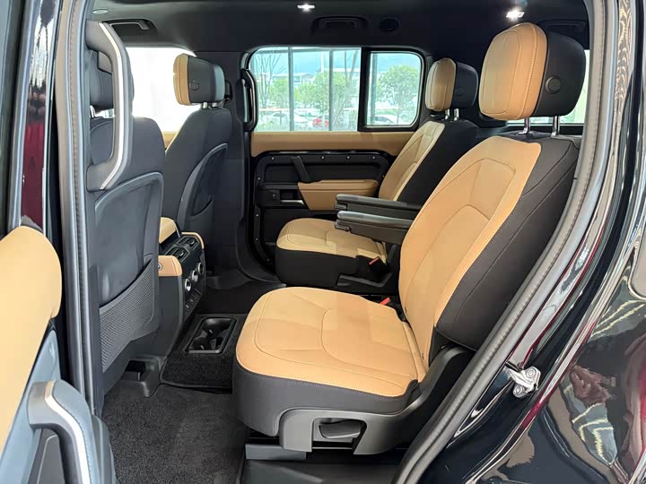 Land Rover Defender 2025 2025款 130 3.0T P400 七座奢享版