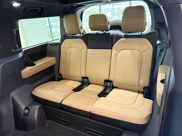 Land Rover Defender 2025 2025款 130 3.0T P400 七座奢享版