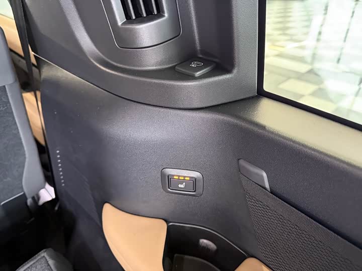 Land Rover Defender 2025 2025款 130 3.0T P400 七座奢享版