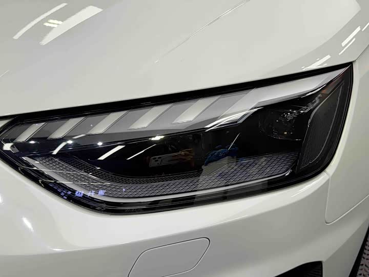 Audi A4L 2025 2025款 200万辆悦享版 40 TFSI 豪华动感型 B&O 星夜版