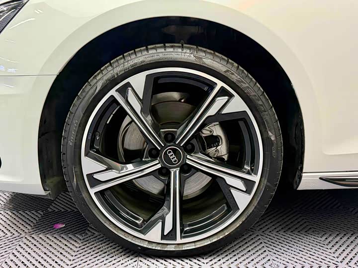 Audi A4L 2025 2025款 200万辆悦享版 40 TFSI 豪华动感型 B&O 星夜版