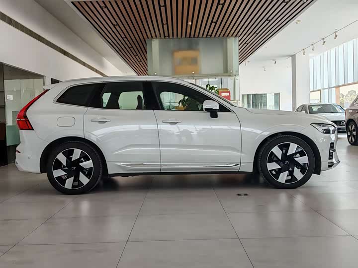 Volvo XC60 Hybrid 2025 2025款 插电式混动 长续航四驱智雅豪华版
