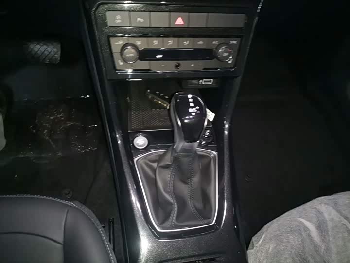 Volkswagen Tharu 2026 2026款 新锐 300TSI 锐享版