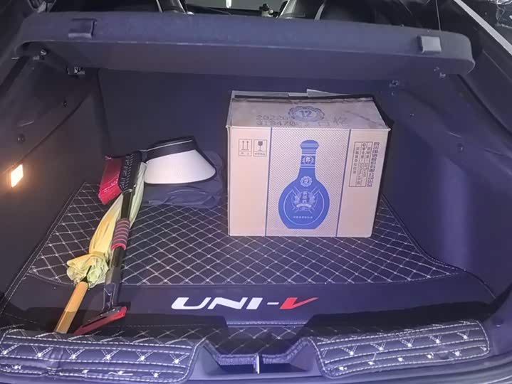 Changan UNI-V Hybrid 2024 2024款 蓝鲸智电iDD 136km 智趣型