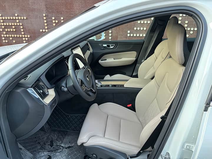 Volvo XC60 2026 2026款 B5 四驱智远豪华版