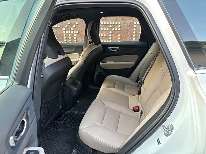 Volvo XC60 2026 2026款 B5 四驱智远豪华版