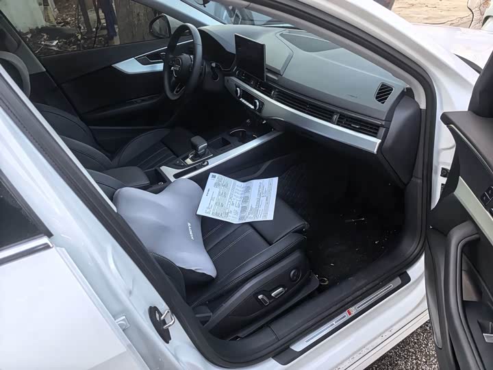 Audi A4L 2025 2025款 200万辆悦享版 40 TFSI 时尚动感型