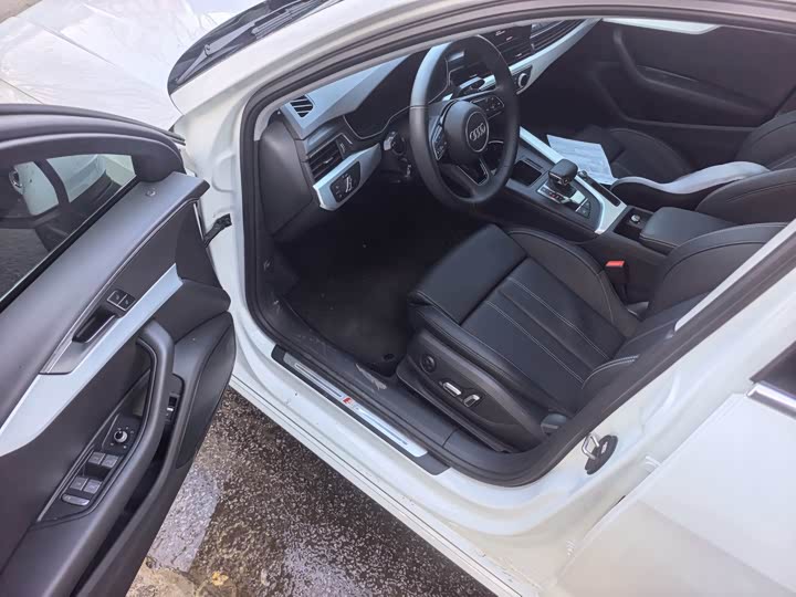 Audi A4L 2025 2025款 200万辆悦享版 40 TFSI 时尚动感型