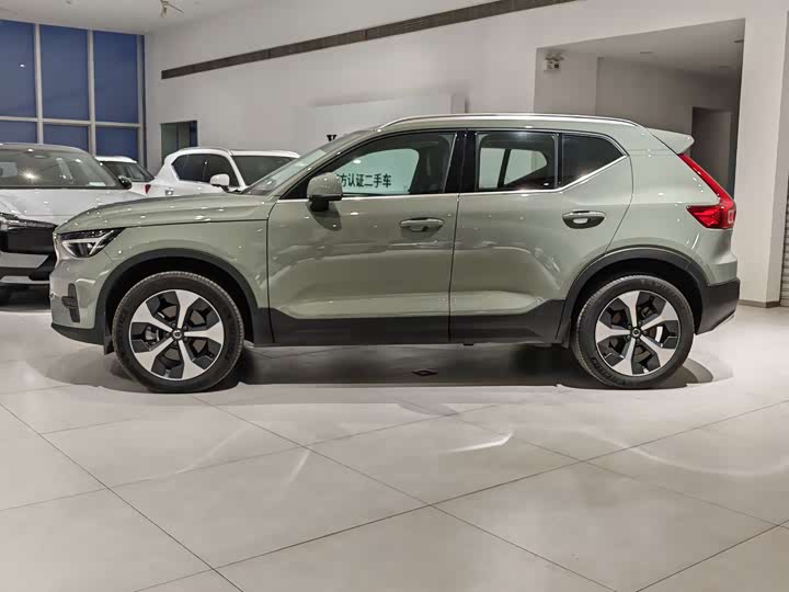 2025 Volvo XC40