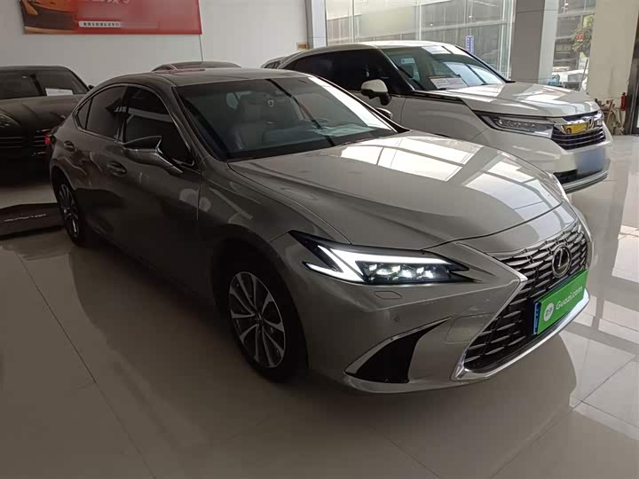 2025 Lexus ES