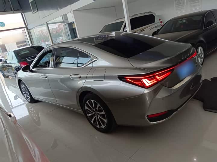 2025 Lexus ES