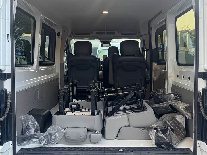 Ford Transit T8 2024 2024款 T8 2.3T柴油手动中轴中顶6座多功能版2/2/2