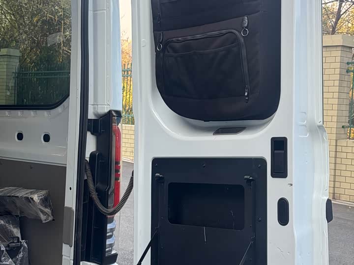 Ford Transit T8 2024 2024款 T8 2.3T柴油手动中轴中顶6座多功能版2/2/2