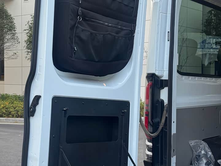 Ford Transit T8 2024 2024款 T8 2.3T柴油手动中轴中顶6座多功能版2/2/2