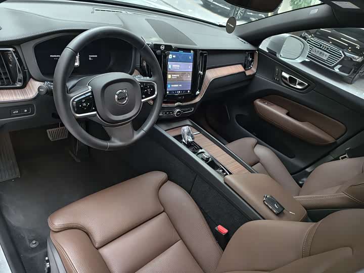 Volvo XC60 Hybrid 2025 2025款 插电式混动 长续航四驱智远运动版