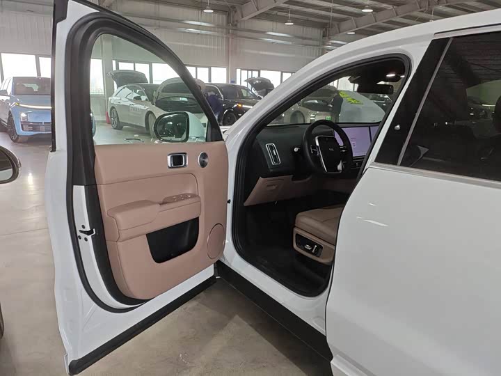 LiXiang L8 2025 2025款 Ultra 智能焕新版