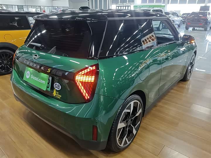 Mini Cooper 2024 2024款 452km COOPER SE 艺术家